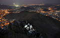 イスラム教の聖地サウジアラビア・メッカ（Mecca）で、大巡礼「ハッジ」で同地を訪れ光の山（Noor Mountain）で祈る巡礼者ら（2009年11月23日撮影）。(c)AFP/MAHMUD HAMS