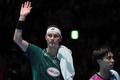 バドミントン、ジャパン・オープン、男子シングルス準決勝。歓声に応えるヴィクター・アクセルセン（左、2023年7月29日撮影）。(c)Toshifumi KITAMURA / AFP