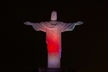 ブラジル・リオデジャネイロ（Rio de Janeiro）のコルコバード（Corcovado）の丘に立つ、「日の丸」カラーに染め上げられた巨大なキリスト像（Christ the Redeemer、2014年6月11日撮影）。(c)AFP/YASUYOSHI CHIBA