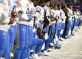 17NFL第4週、ミネソタ・バイキングス対デトロイト・ライオンズ。試合前の国歌演奏で膝立ちになるデトロイト・ライオンズのスティーブ・ロンガ（中央、2017年10月1日撮影）。(c)AFP/Getty Images/Hannah Foslien