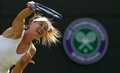テニス、ウィンブルドン選手権、女子シングルス3回戦。サーブを放つマリア・シャラポワ（2015年7月3日撮影）。(c)AFP/JUSTIN TALLIS