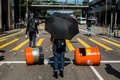 デモ隊が封鎖した香港中心部の道路（2019年11月15日撮影）。(c)ISAAC LAWRENCE / AFP