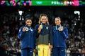 パリ五輪、体操女子種目別ゆか決勝。表彰式でメダルを手にポーズを取る（右から）銅メダルを獲得した米国のジョーダン・チャイルズ選手、金メダルを獲得したブラジルのレベッカ・アンドラーデ選手、銀メダルを獲得した米国のシモーネ・バイルス選手（2024年8月5日撮影）。(c)Gabriel BOUYS / AFP
