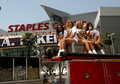 08-09NBAファイナルを制したロサンゼルス・レイカーズ（%%Los Angeles Lakers%%）の優勝パレードが17日、ロサンゼルス（Los Angeles）で行われ、数万人ものバスケットボールファンが祝福のため、市内中心部に詰めかけた。レイカーズの本拠地ステープルズ・センター（Staples Center）から始まったパレードは、8万人のファンが待つロサンゼルス・メモリアル・コロシアム（Los Angeles Memorial Coliseum）まで行われ、数百人の警察官が動員され。写真はパレードに参加するレイカーズのチアリーダー。（2009年6月17日撮影）(c)AFP/Getty Images/Stephen Dunn