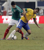 サッカー国際親善試合は3日、各地で行われ、ブラジルはメキシコに0-2で敗れた。

メキシコのエドガル・アンドラーデ（Edgar Andrade、左）とボールを競るブラジルのダニーロ（Danilo Luiz da Silva、2012年6月3日撮影）。(c)AFP/Getty Images/Brandon Wade