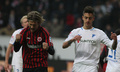 12-13ドイツ・ブンデスリーガ1部は26日、第19節の試合が各地で行われ、フランクフルト（Eintracht Frankfurt）は2-1で1899ホッフェンハイム（1899 Hoffenheim）に勝利した。

シュテファン・アイグナー（Stefan Aigner、写真外）が後半22分に挙げたチームの2得点目を喜ぶフランクフルトのマルティン・ラニヒ（Martin Lanig、左、2013年1月26日撮影）。(c)AFP/DANIEL ROLAND