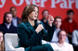 ハリス氏、米国は「女性大統領」選出の用意できている