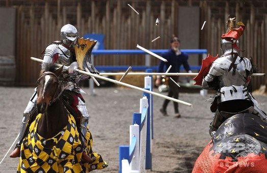 中世の騎士さながらの馬上やり試合、オーストラリアがイングランド下す