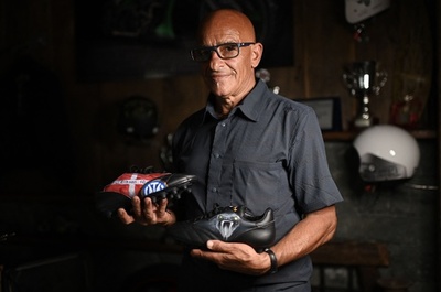 エリクセンにささぐ特製スパイク 伊アーティストが制作