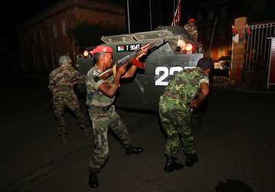 マダガスカル軍、大統領府へ突入 内部で銃撃戦