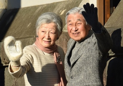 天皇、皇后両陛下 葉山御用邸近くの海岸を散策