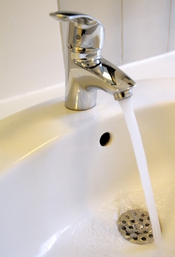 水道水が聖水に？「病気治る」と装置販売、医大教授を送検