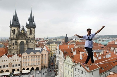 チェコ旧市街を綱渡り 糖尿病患者の支援キャンペーン