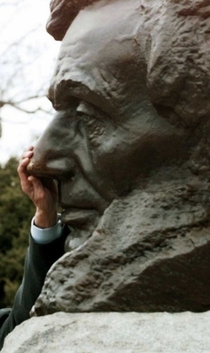 リンカーンの墓地から銅製の剣盗まれる、米国