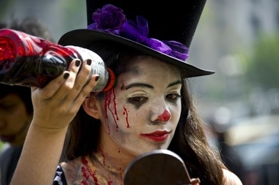 南米チリにもゾンビ襲来、カラフルなウィッグの「元」ピエロも