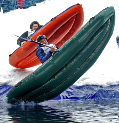 リトアニアでスノーカヤック大会、接触繰り返して雪上滑る