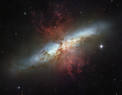 水素が噴煙を上げるスターバースト銀河「M82」 NASA