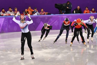 韓国の崔が金、世界女王は転倒・搬送 ショートトラック女子1500m