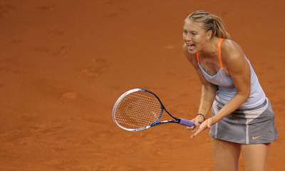 シャラポワが苦闘の末8強入り、ポルシェ・テニス・グランプリ