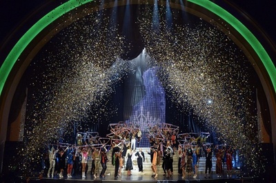 ラストショーはミスコン風の演出、「ジャンポール・ゴルチエ」15年春夏