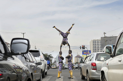 【今日の1枚】間隙を縫うパフォーマンス ケニア