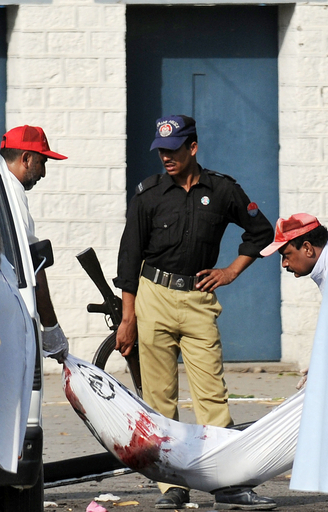 パキスタン、軍需工場で自爆攻撃 死者60人以上