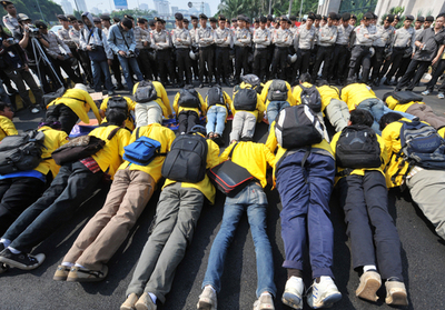 インドネシアで5900億円の予算案提出、学生は抗議