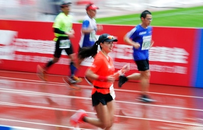 ラストスパートのマラソン選手に国旗手渡そうとコース乱入 蘇州