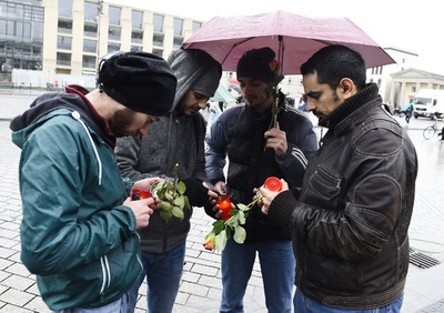 反発に身構えるシリア難民、パリ連続襲撃の影響は？