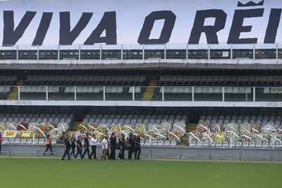 ペレ氏の通夜営まれる、古巣サントス本拠地で最後の別れ