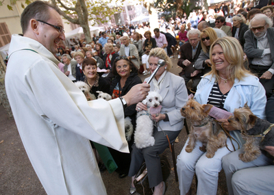 愛犬家たちがこぞって参加、神父がペットに「祝福」授ける催し