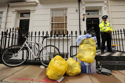 変死のMI6職員、SMや女性ファッションに関心か