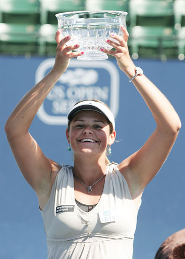 ウズニアッキ バルトリ下しWTAツアー初優勝