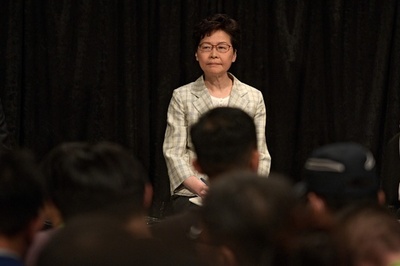 香港長官、市民との初の対話集会 批判噴出