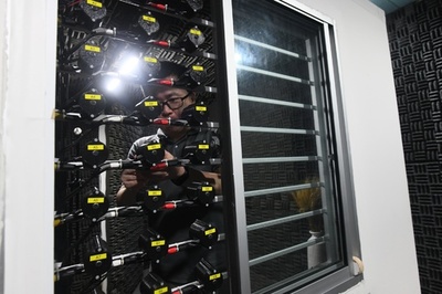 都会の騒音にうんざり？ 「雑音除去ヘッドホン」技術を窓に