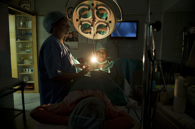 他人の精子で体外受精、養育費の全額請求認められず シンガポール