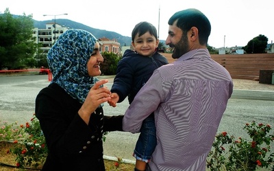 シリア難民一家、ISに拉致された父親と1年ぶりに再会 ギリシャ