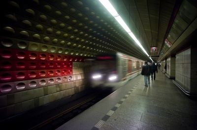 地下鉄で女性が線路に転落、無傷で立ち去る チェコ