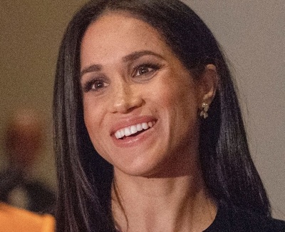 「自分で車のドアを閉めるプリンセス」、メーガン妃が英国に衝撃