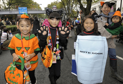 原宿表参道でハロウィーン・パレード、子ども1000人が仮装楽しむ