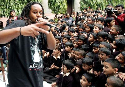 オゾマトリが孤児院でパフォーマンス - インド