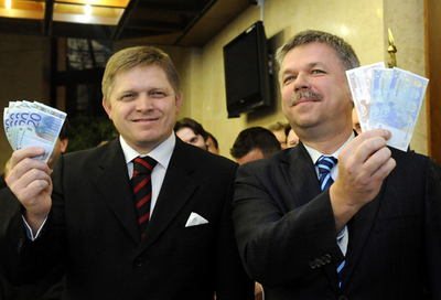 スロバキア、ユーロを導入 16か国体制に