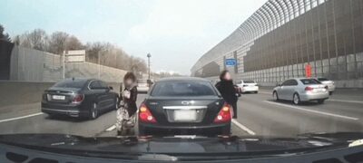 危険にもほどがある！…韓国中年女性、高速道路で停車、ドア開け運転交代という非常識