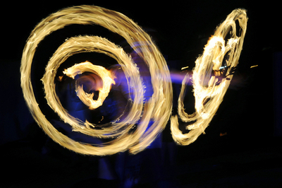 夜の街に炎のアート、マケドニア