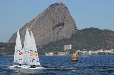 グアナバラ湾でセーリングの五輪プレ大会―ごみ袋が絡まる選手も