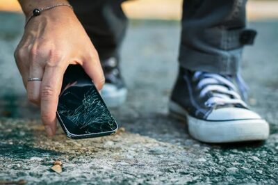 壊れたスマホをわざと落とし「修理代払え」…韓国・通行人12人から約5000万ウォン詐取