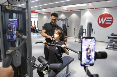 自宅で、街角でトレーニング 中国で広がるフィットネスブーム