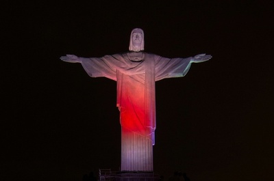 リオのキリスト像が日の丸カラーに、W杯開幕祝う ブラジル