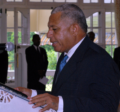 フィジー大統領、クーデター指導者を暫定首相に再任