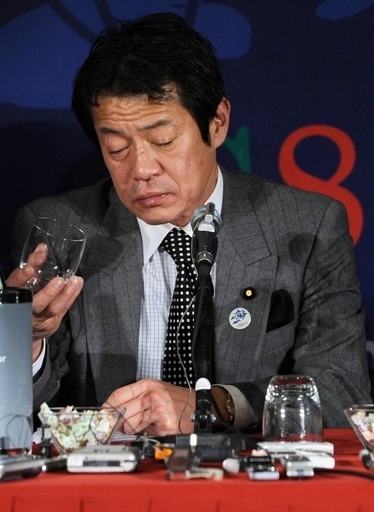 中川前財務相、博物館でも問題行動 警報鳴らし美術品触る